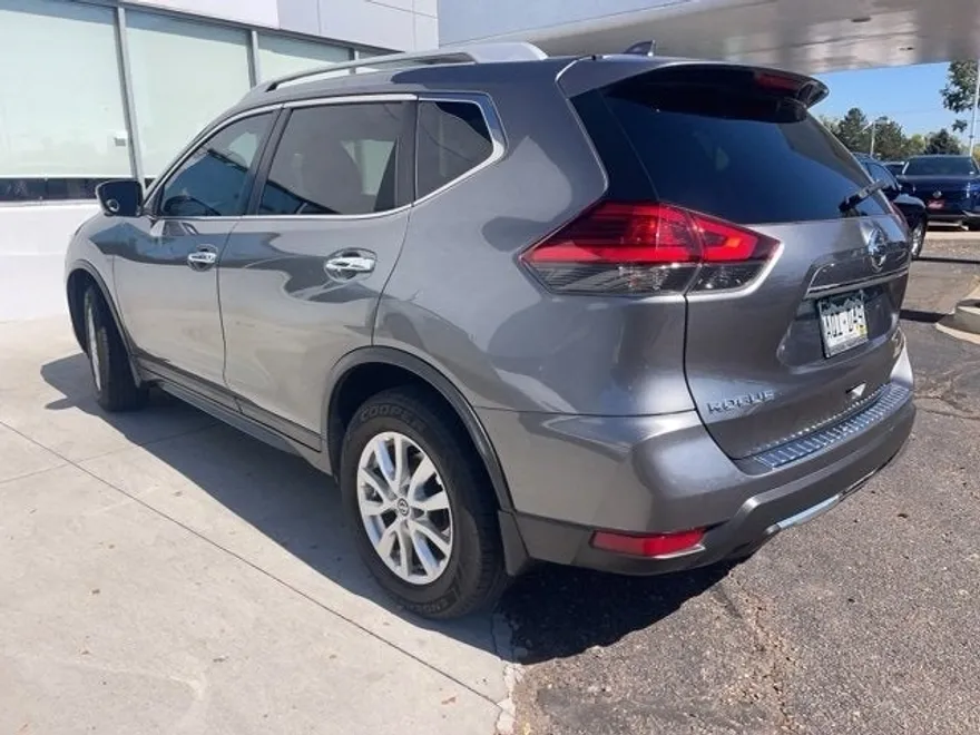 2017 Nissan Rogue SV photo 1