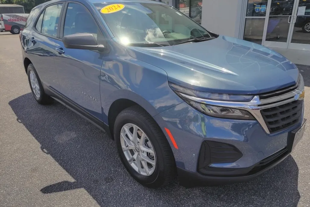 2024 Chevrolet Equinox LS photo 1