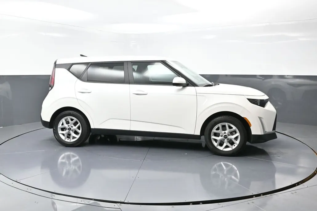 2023 Kia Soul LX photo 1