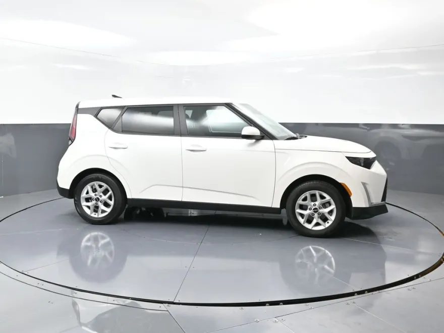 2023 Kia Soul LX photo 1