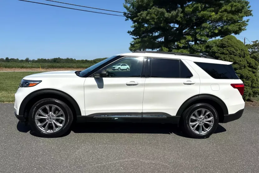2022 Ford Explorer XLT photo 1