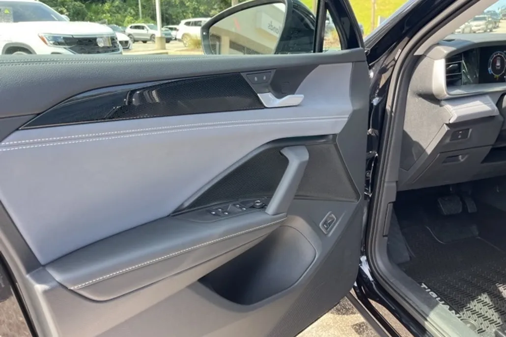 2025 Volkswagen Tiguan SE photo 1