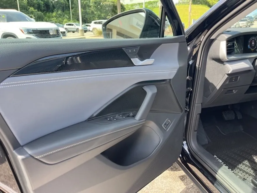 2025 Volkswagen Tiguan SE photo 1