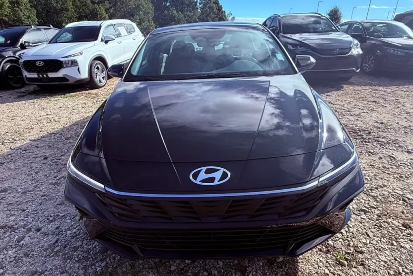 2025 Hyundai Elantra SEL Sport photo 1