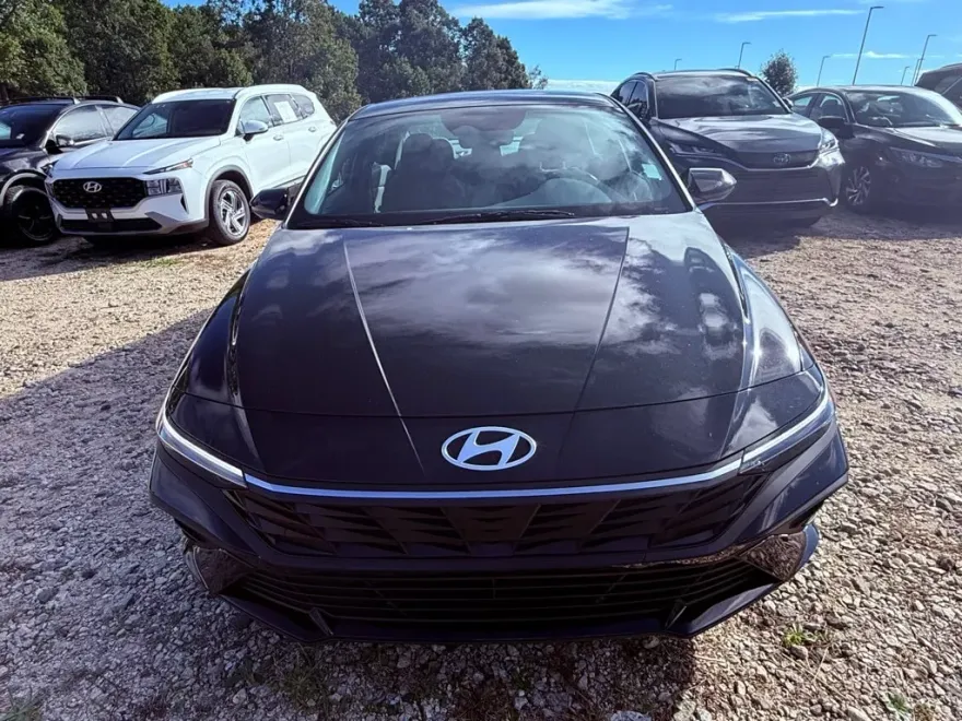 2025 Hyundai Elantra SEL Sport photo 1