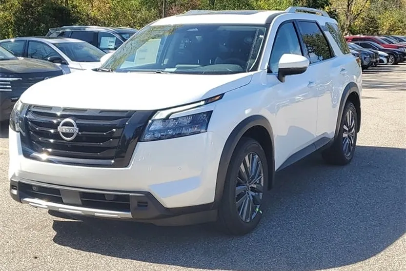 2025 Nissan Pathfinder SL photo 1