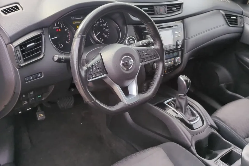 2017 Nissan Rogue SV photo 1