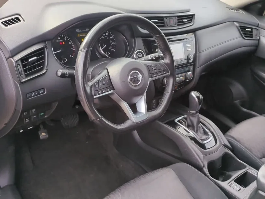 2017 Nissan Rogue SV photo 1