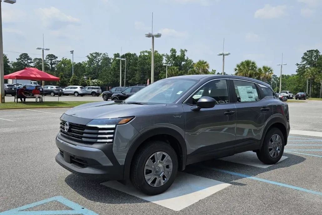 2025 Nissan Kicks S photo 1