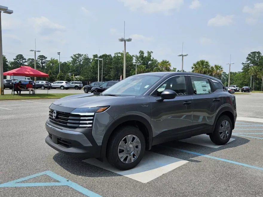 2025 Nissan Kicks S photo 1