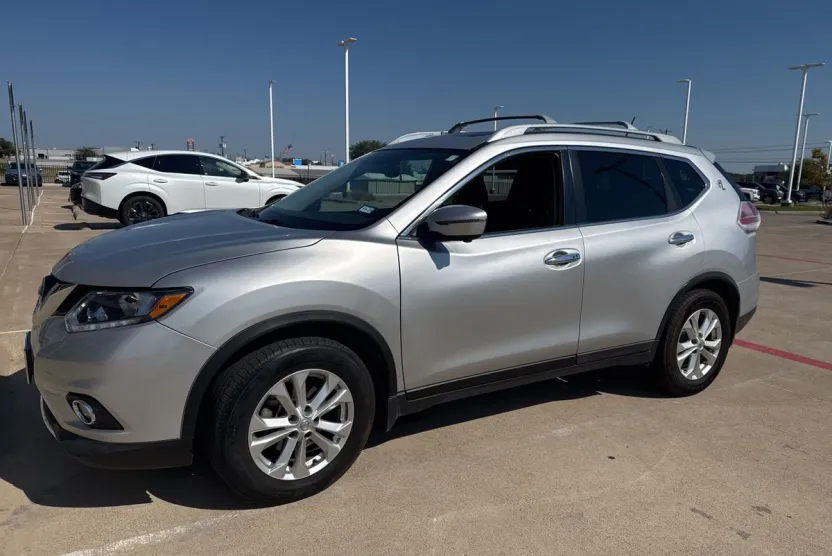 2016 Nissan Rogue SV photo 1