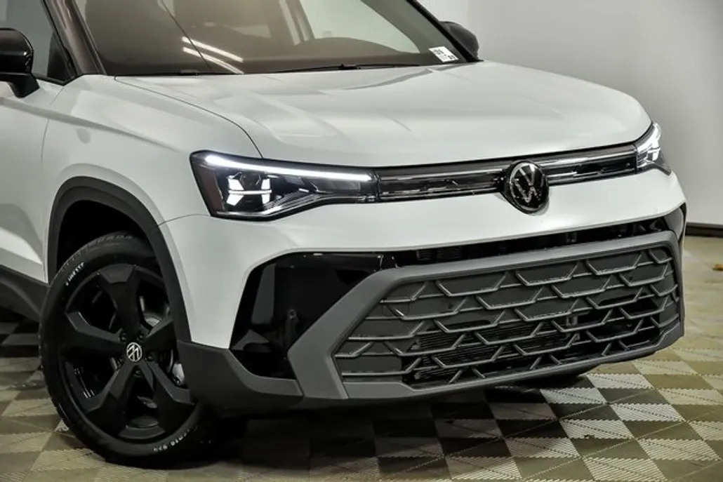 2025 Volkswagen Taos SE photo 1