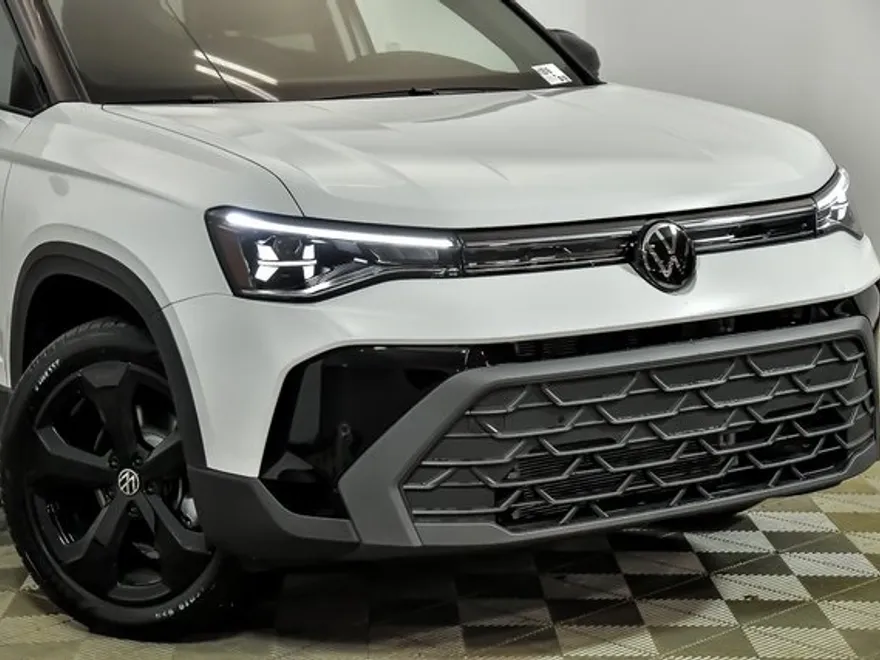 2025 Volkswagen Taos SE photo 1