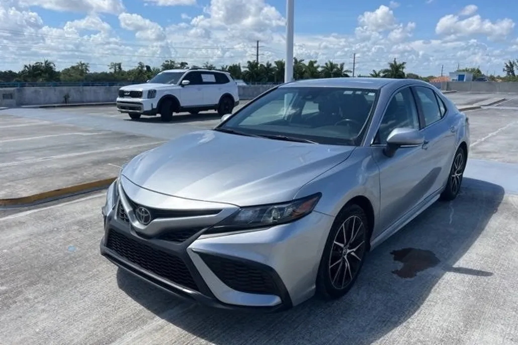2023 Toyota Camry SE photo 1