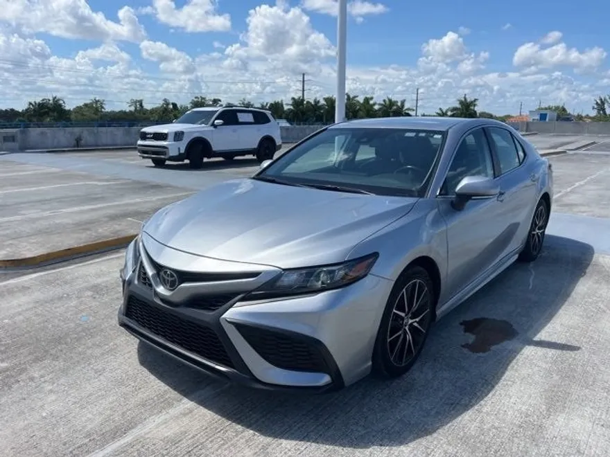 2023 Toyota Camry SE photo 1