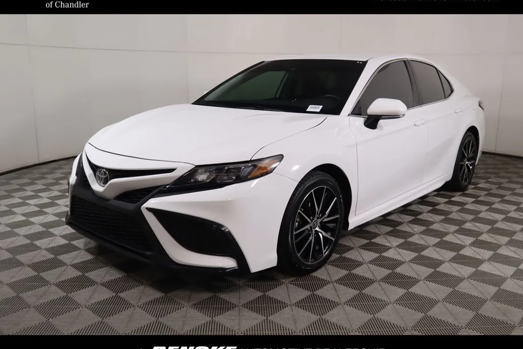 2024 Toyota Camry SE photo 1
