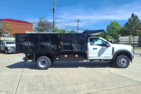 2025 Ford F-600 photo 2