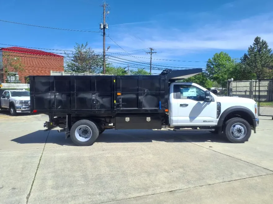 2025 Ford F-600 photo 2