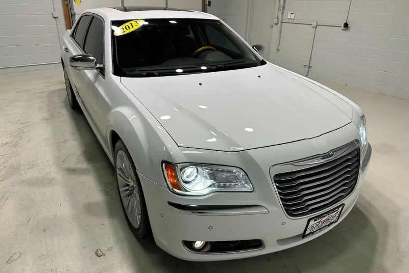 2013 Chrysler 300 photo 1