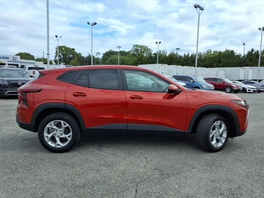2024 Chevrolet Trax LS photo 1