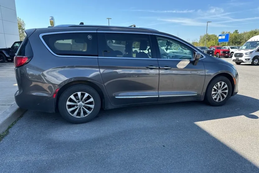 2018 Chrysler Pacifica Touring L photo 1