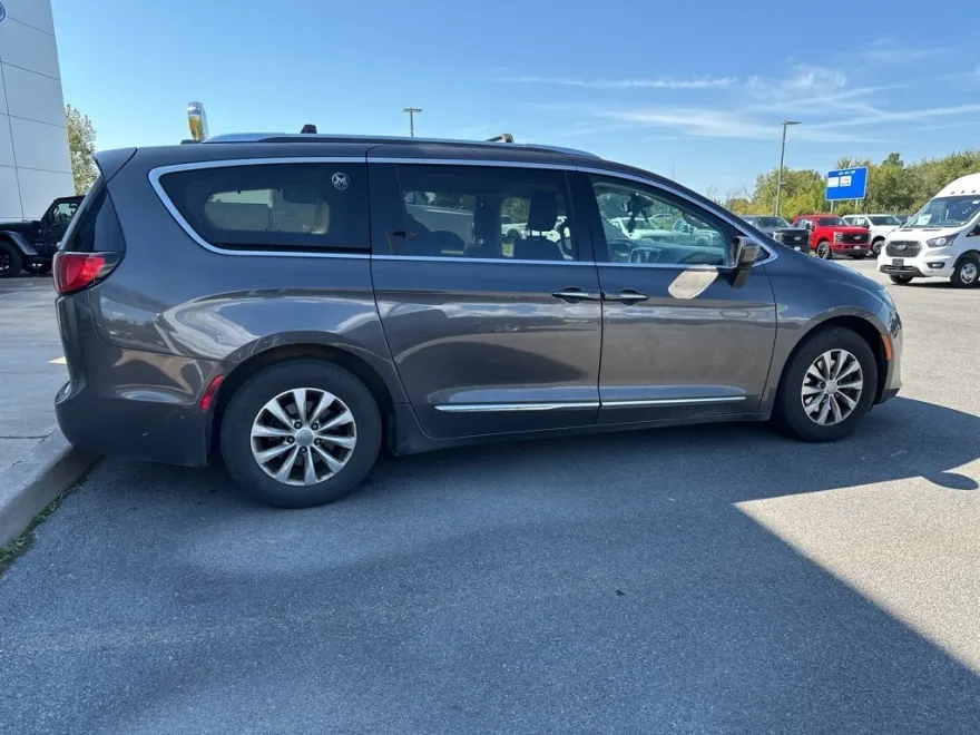 2018 Chrysler Pacifica Touring L photo 1