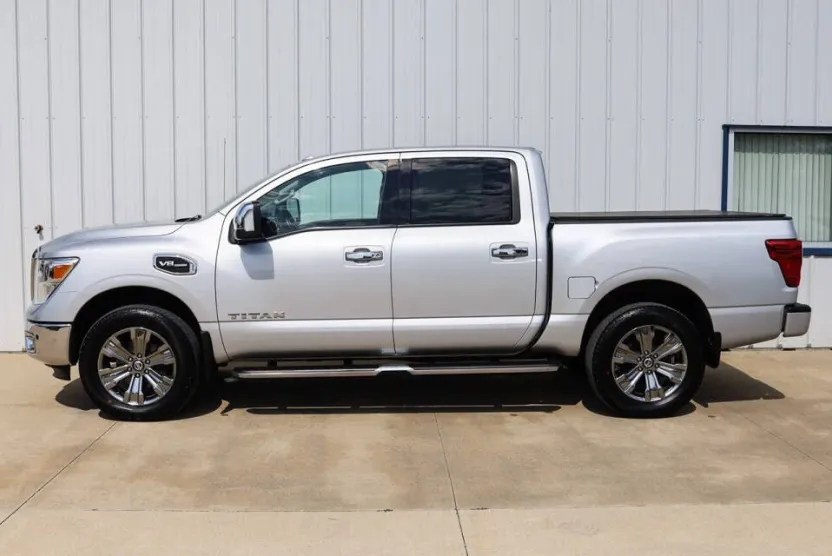 2017 Nissan Titan SL Crew Cab photo 1