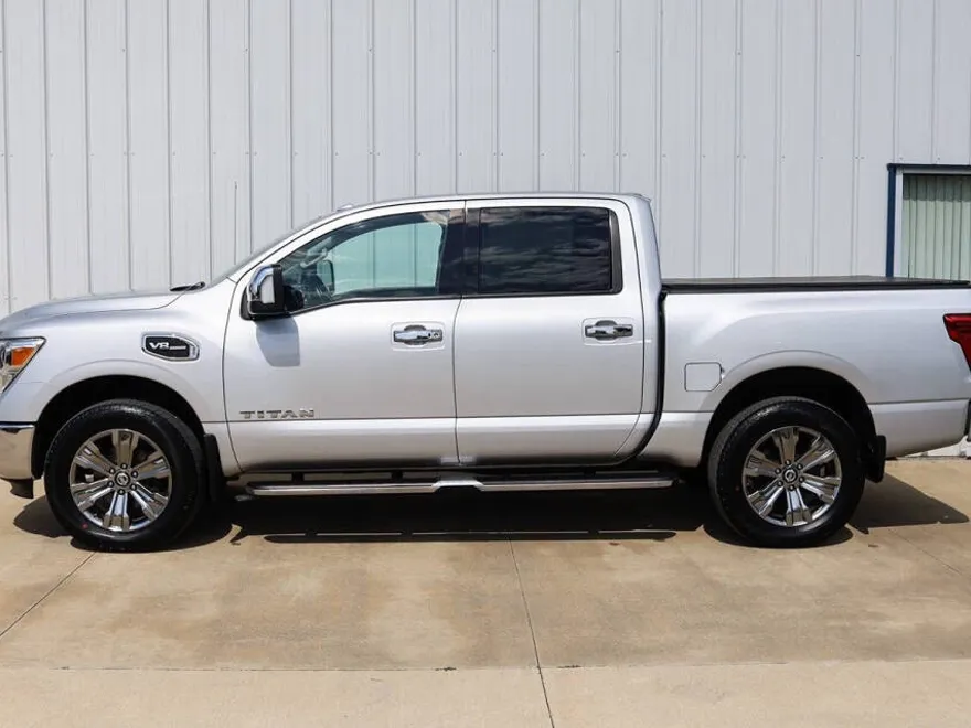 2017 Nissan Titan SL Crew Cab photo 1