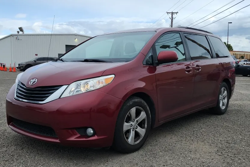 2012 Toyota Sienna LE photo 1