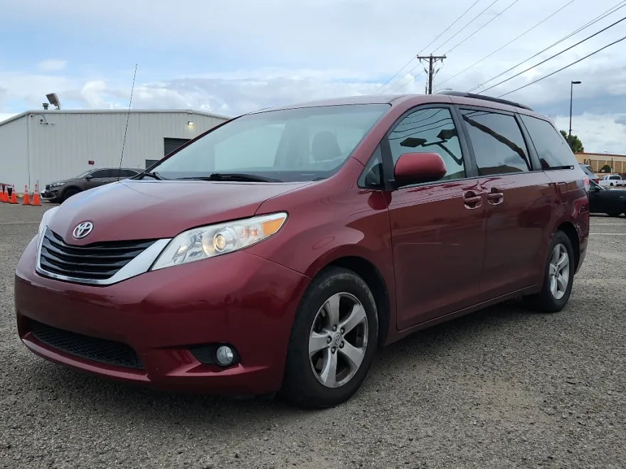 2012 Toyota Sienna LE photo 1