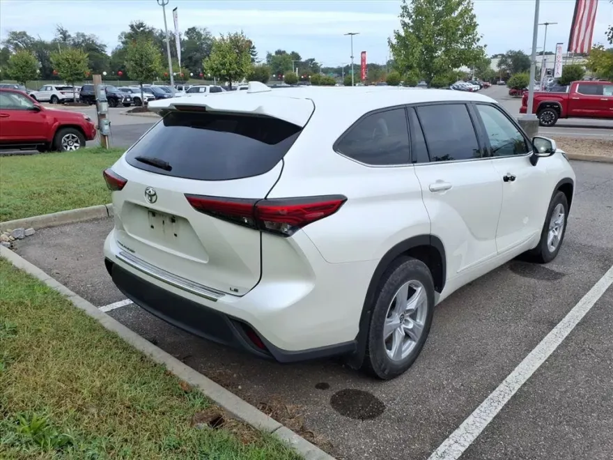 2020 Toyota Highlander LE photo 1
