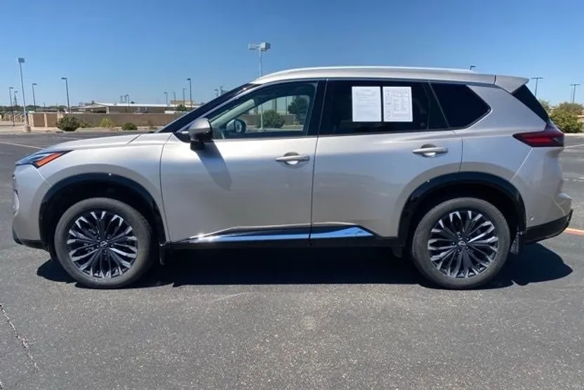 2024 Nissan Rogue Platinum photo 1