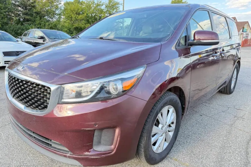 2017 Kia Sedona LX photo 1