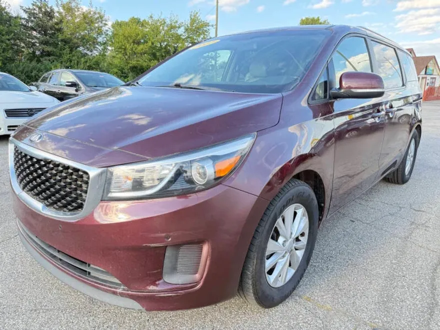 2017 Kia Sedona LX photo 1