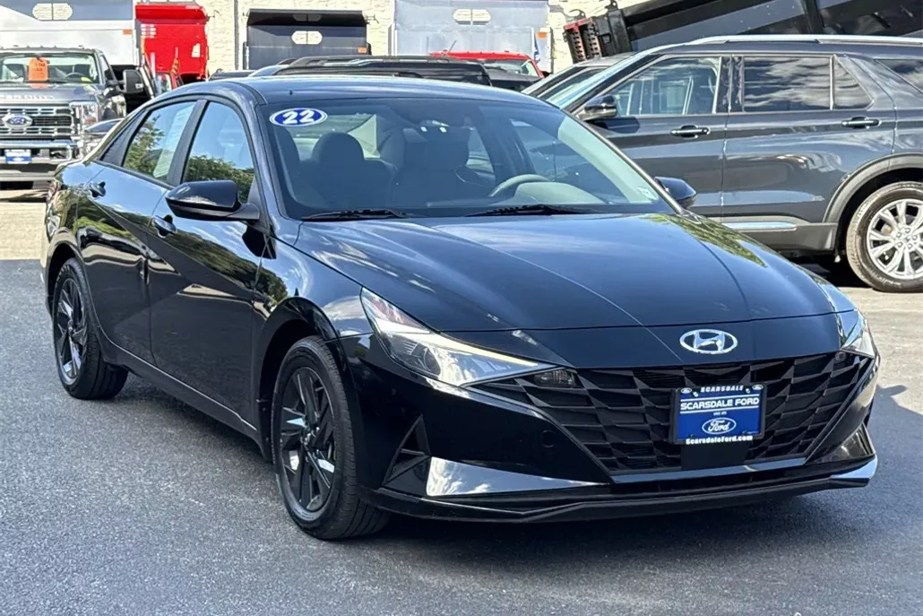 2022 Hyundai Elantra SEL Convenience photo 1