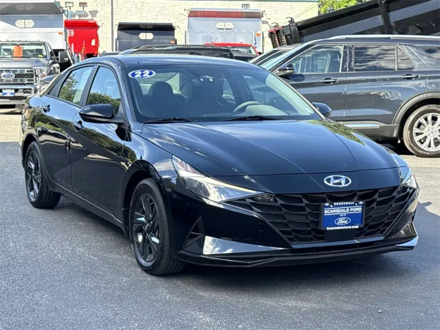 2022 Hyundai Elantra SEL Convenience photo 1