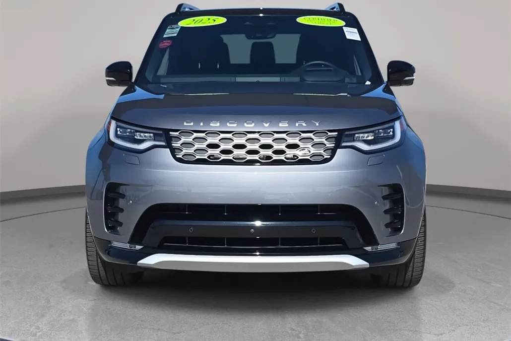 2025 Land Rover Discovery Metropolitan Edition photo 1