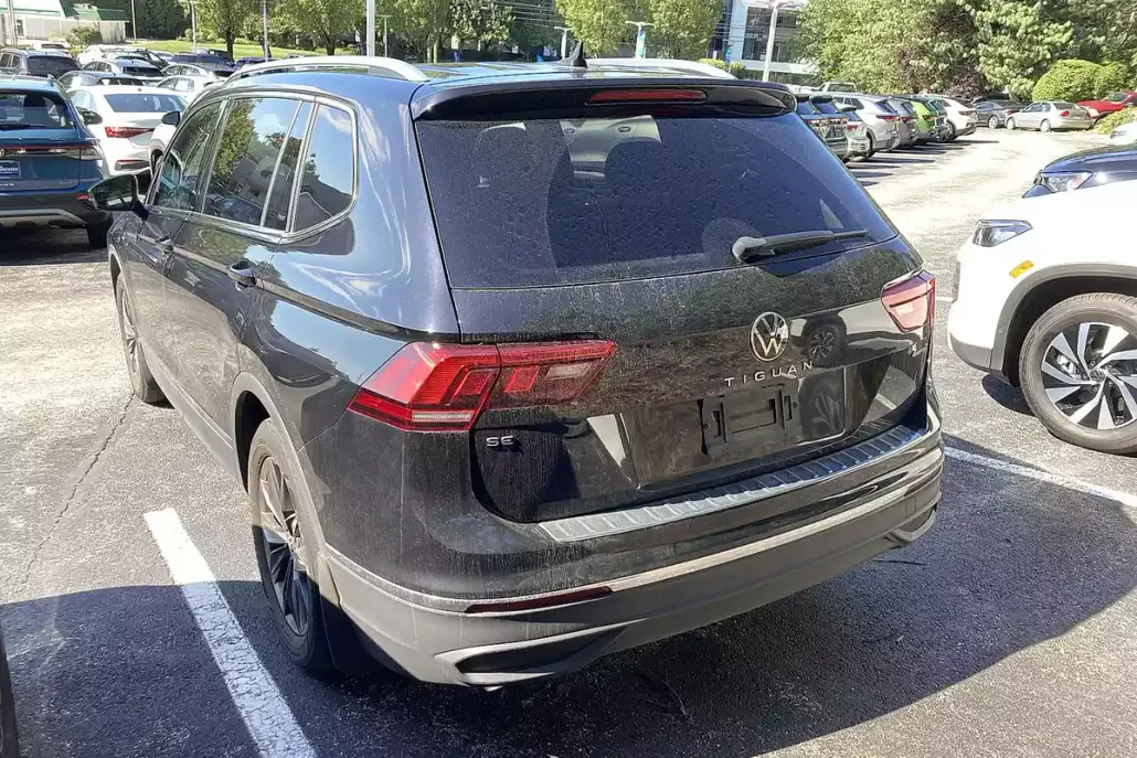 2023 Volkswagen Tiguan SE photo 1