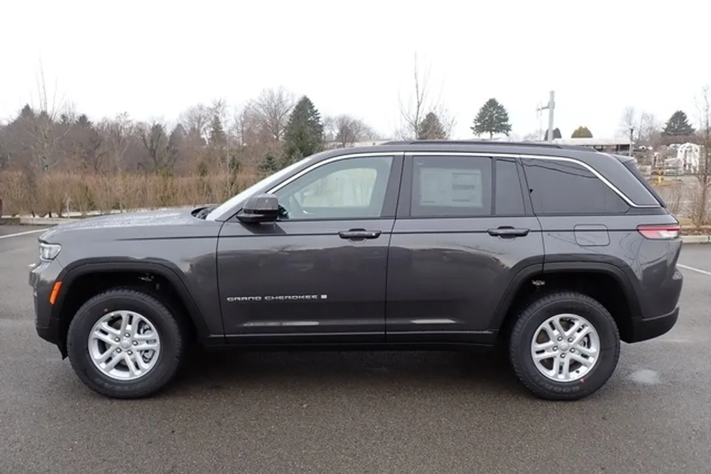 2025 Jeep Grand Cherokee Laredo photo 1