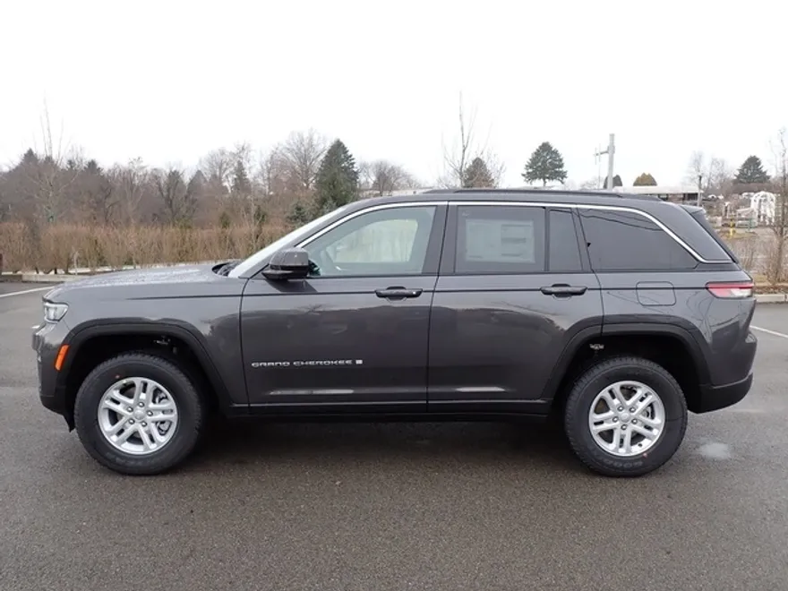 2025 Jeep Grand Cherokee Laredo photo 1