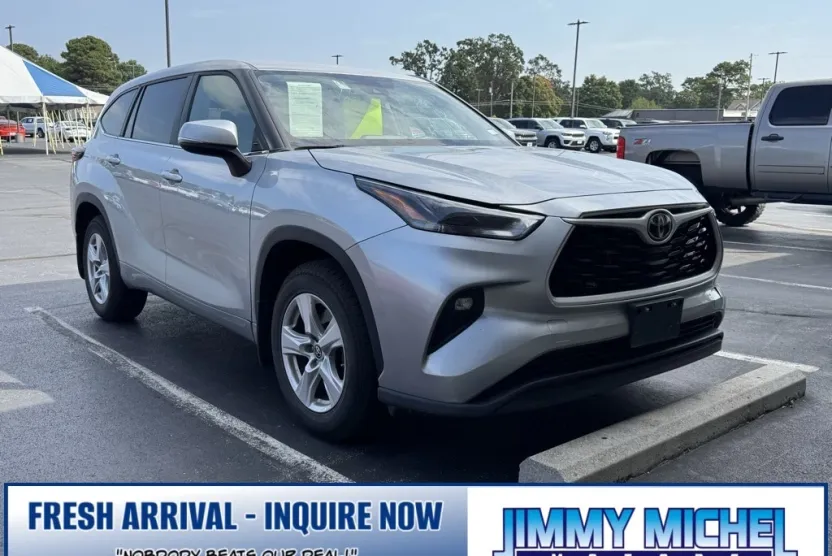 2024 Toyota Highlander LE photo 1