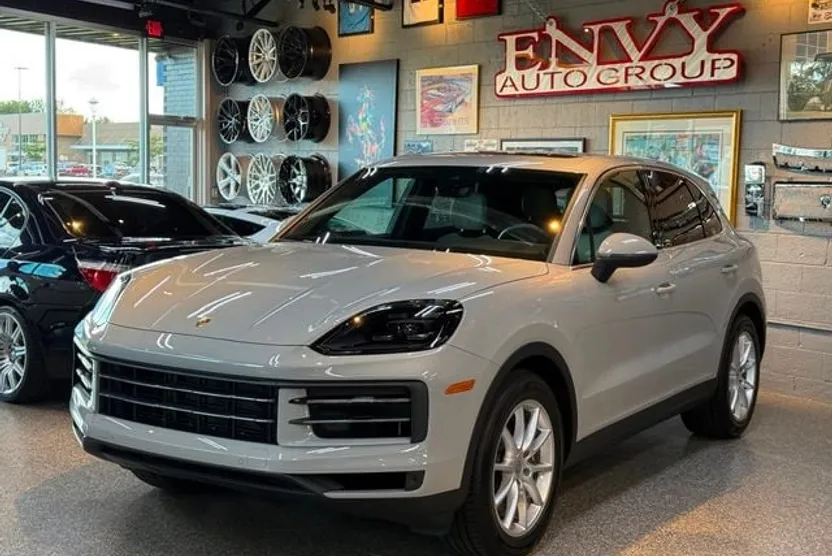 2024 Porsche Cayenne Base photo 1