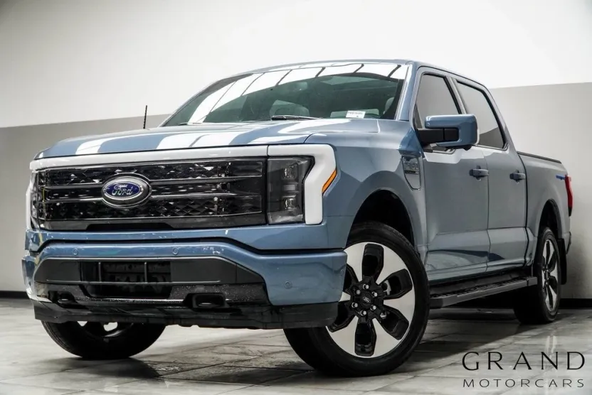 2023 Ford F-150 Lightning Platinum photo 1
