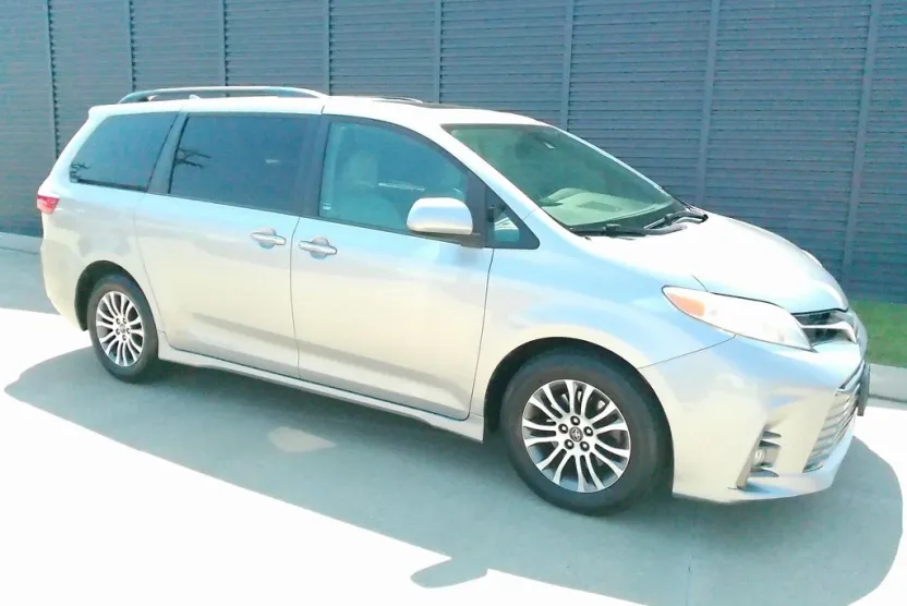 2018 Toyota Sienna XLE photo 1