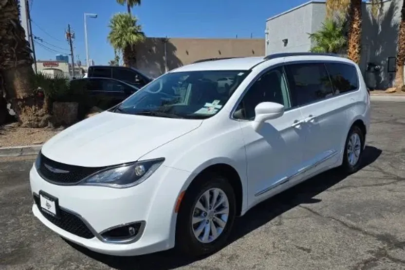 2018 Chrysler Pacifica Touring Plus photo 1
