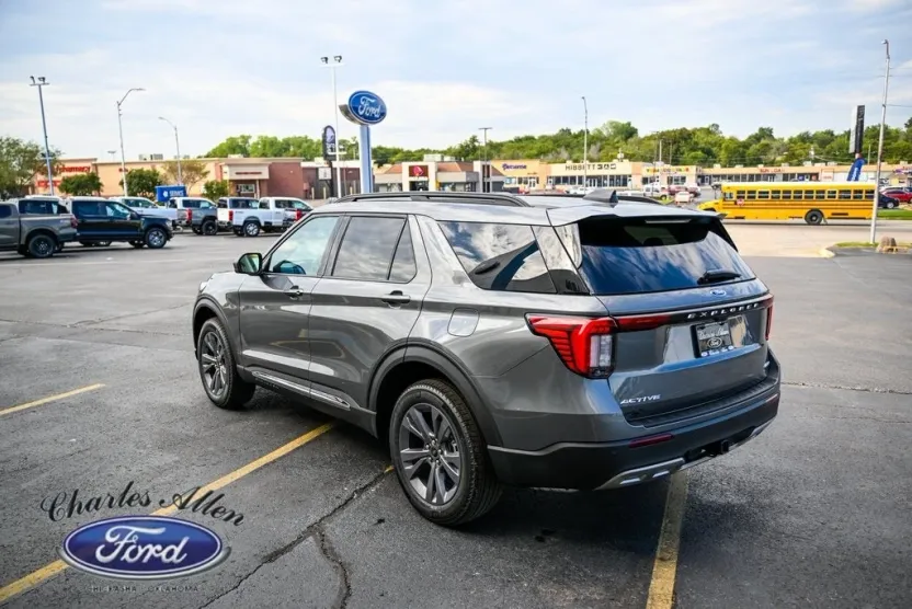2025 Ford Explorer photo 1