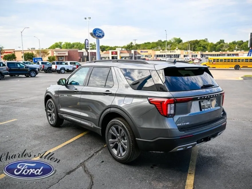 2025 Ford Explorer photo 1