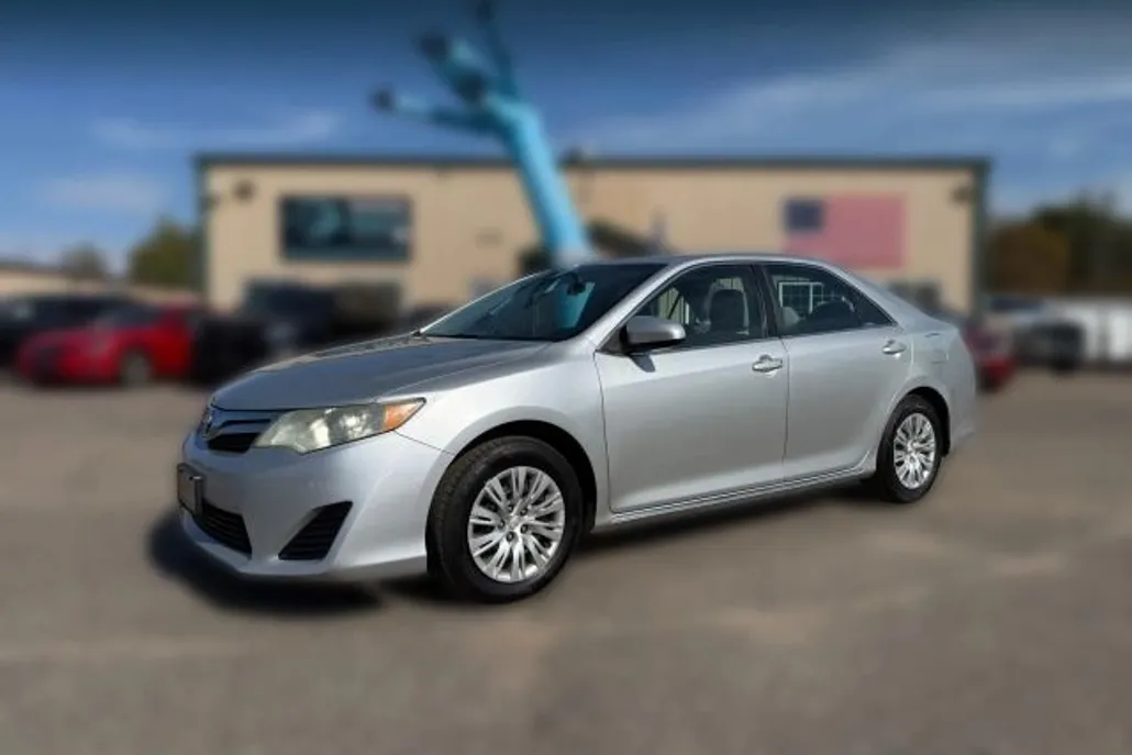2013 Toyota Camry LE photo 1