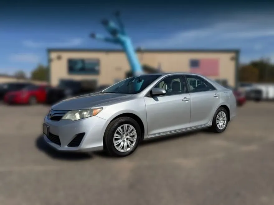 2013 Toyota Camry LE photo 1