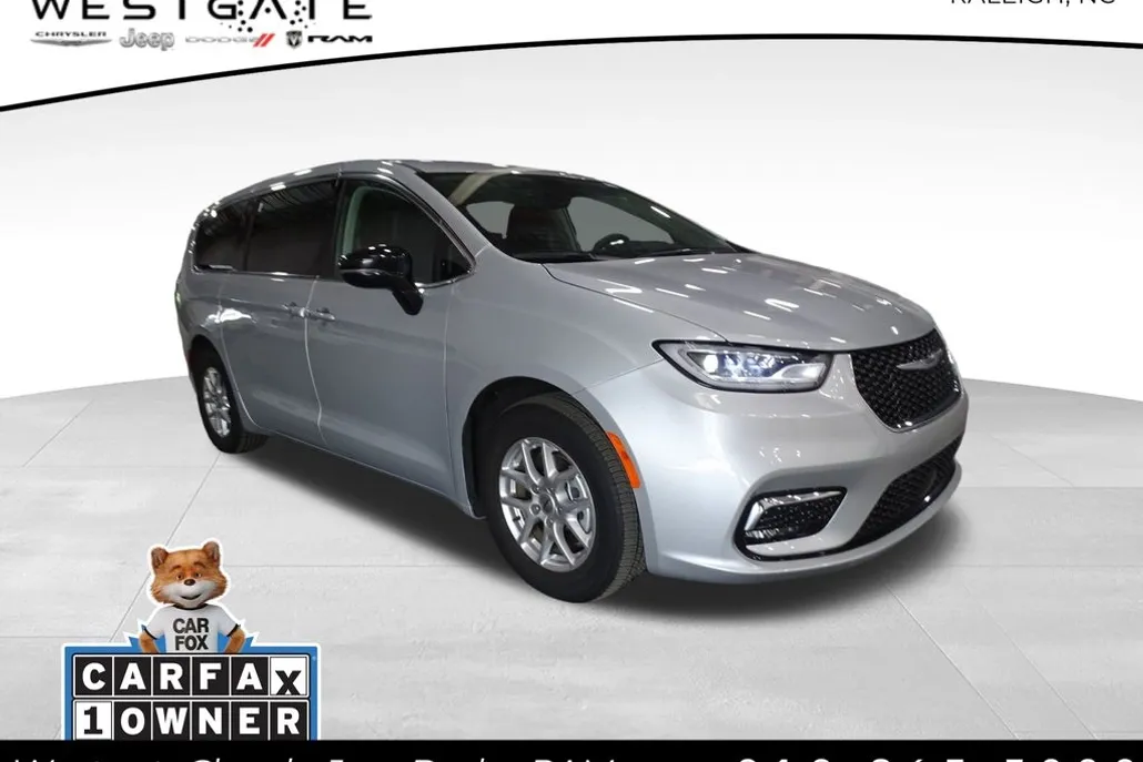 2024 Chrysler Pacifica Touring L photo 1